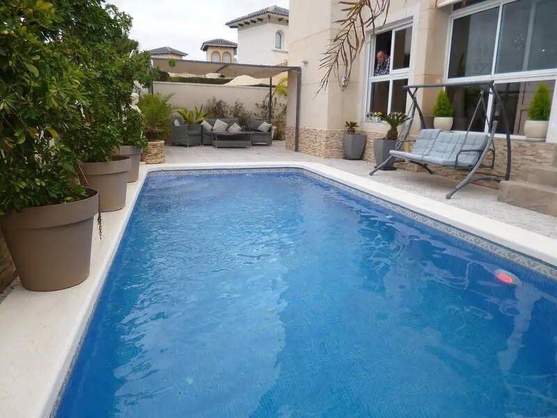 Villa 4 dormitorios Playa Flamenca piscina privada reformada