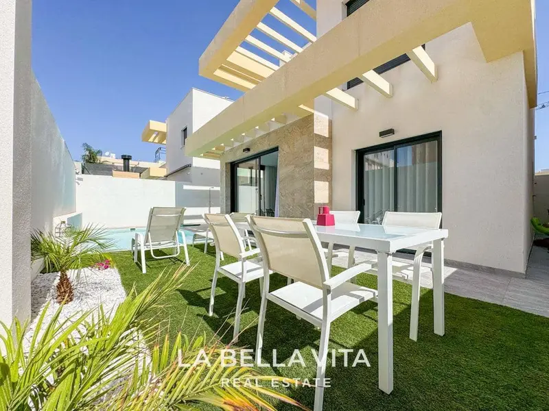 Chalet con Piscina Privada en Los Montesinos Alicante
