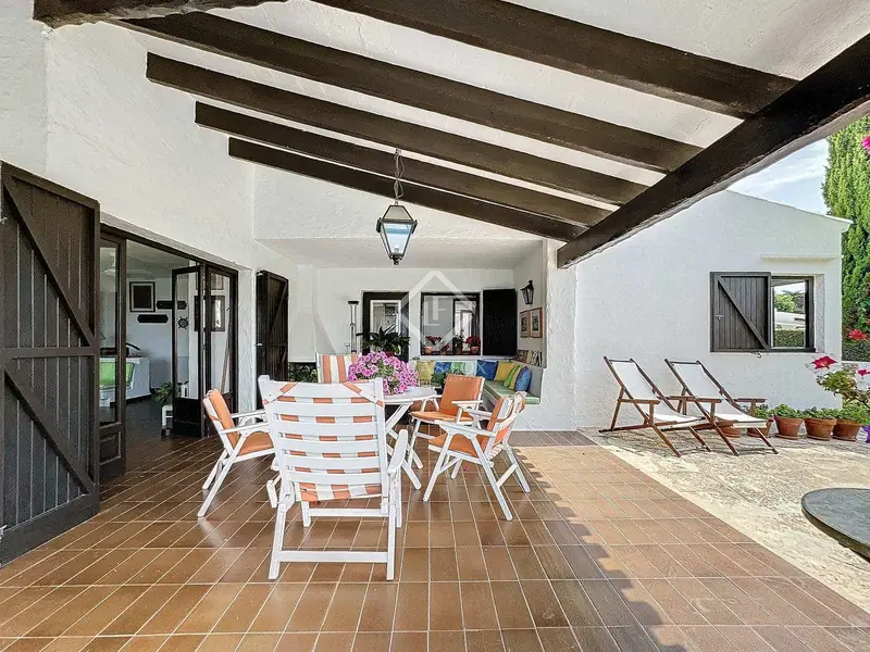 Chalet en venta en Menorca: Villa con encanto tradicional y comodidades modernas