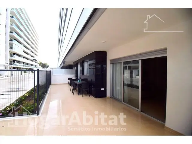 Apartamento Seminuevo Cerca de la Playa con Garaje y Piscina