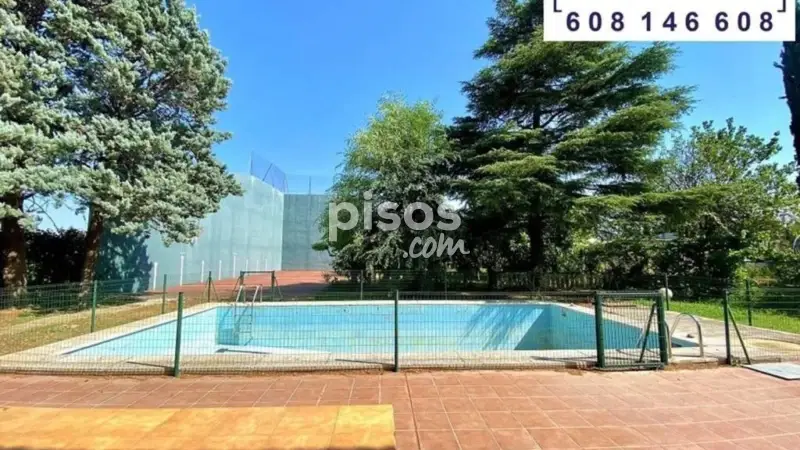 Chalet en Venta en San Mateo de Gallego con Piscina y Fronton