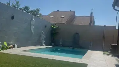 Chalet pareado con piscina jacuzzi y gimnasio exterior