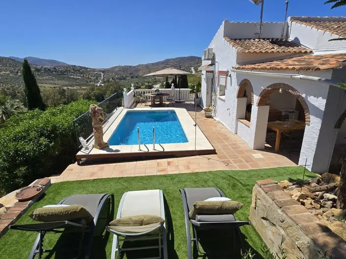 Villa en Venta 3 Dormitorios Piscina Cerca Vinuela