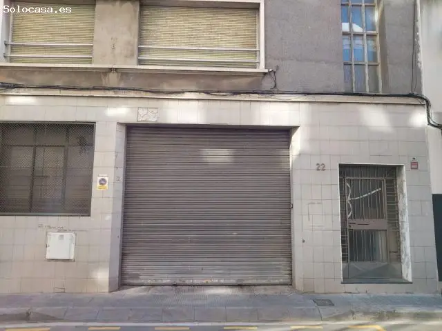 Edificio con 2 Viviendas y Almacén de 1500m2 en Montcada