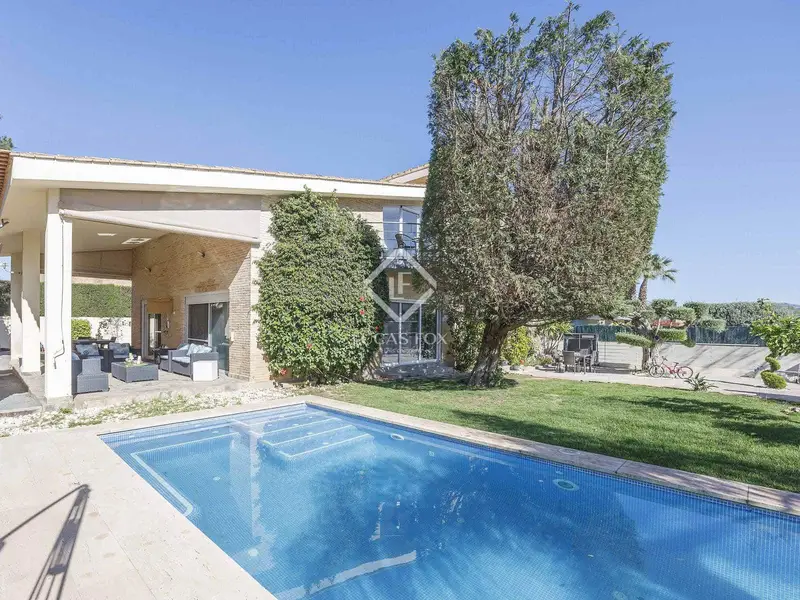 Chalet en Venta Betera Valencia 5 Dormitorios Piscina Jardin