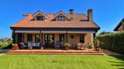 Chalet en Oreña  5 dormitorios  Jardín 964m2  Reformado 2023