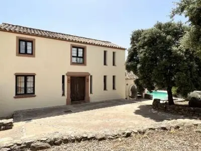 Finca en El Gastor con Vistas Panorámicas y Piscina