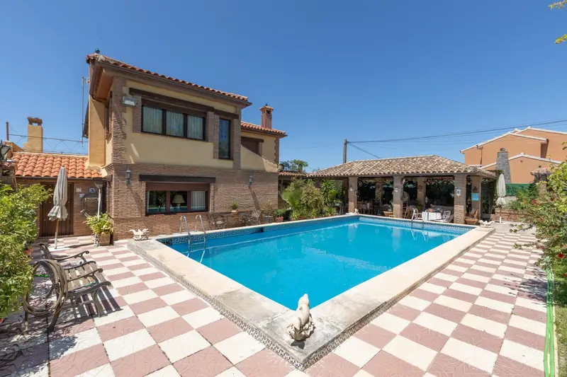 Casa en Venta en Nueva Otura con Jardin y Piscina