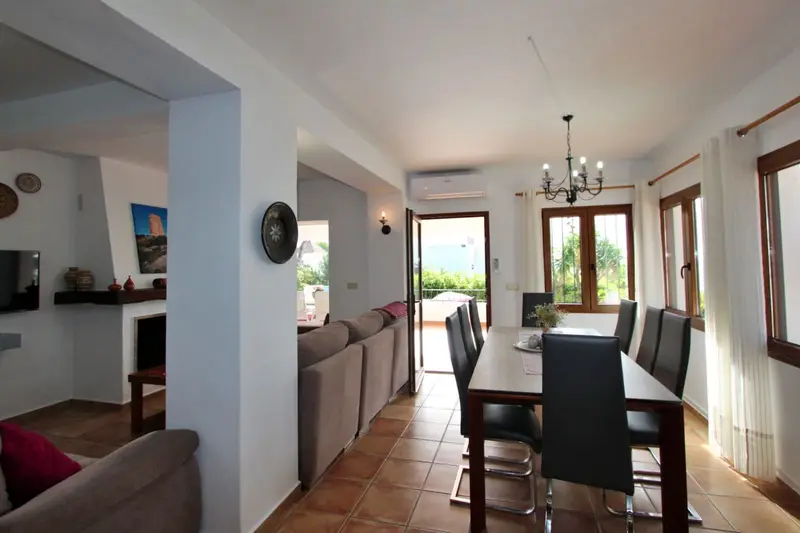Chalet en Moraira con Vistas al Mar y Piscina