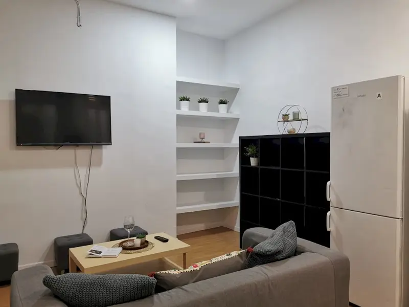 Habitacion amueblada Madrid centro con balcon