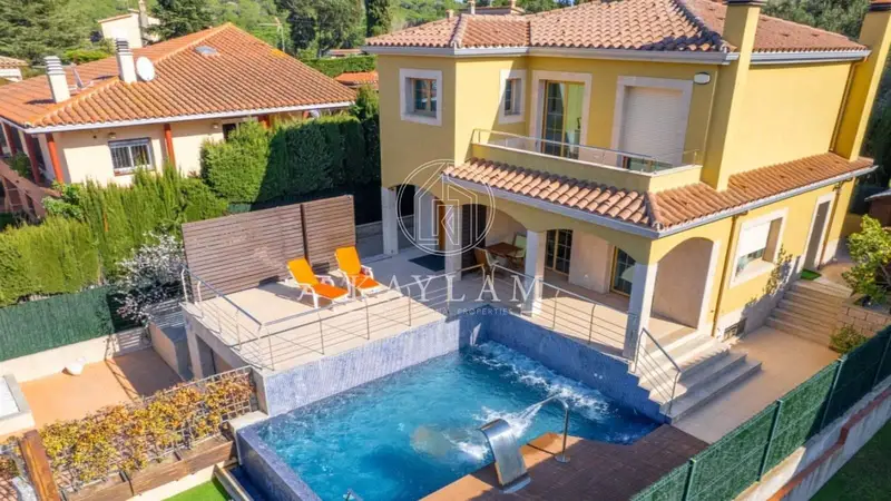 Chalet con Piscina en S Agaro Cerca de la Playa