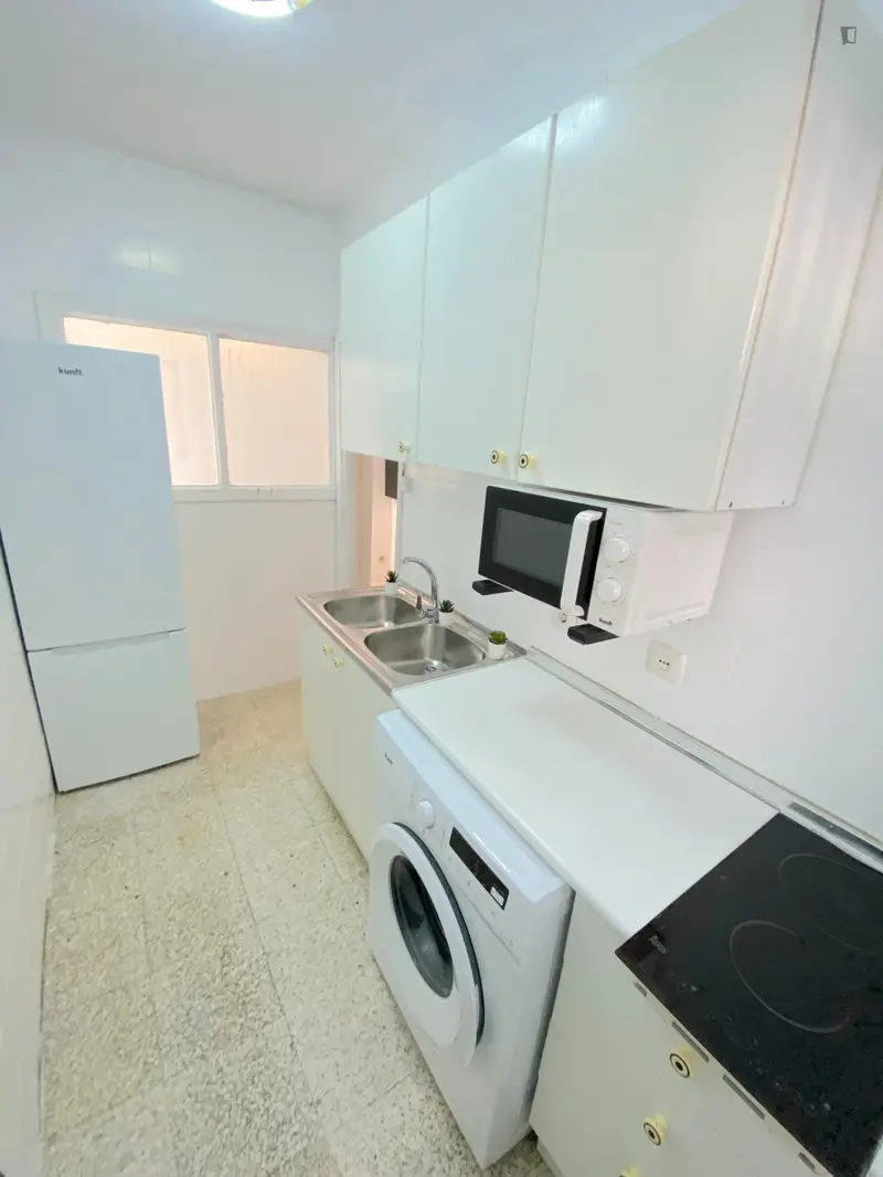 Habitacion amueblada cerca del centro de Sevilla con cama doble TV y WIFI