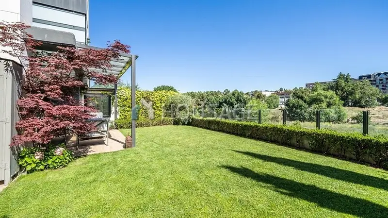 Bajo con Jardín Privado en Urbanización de Lujo
