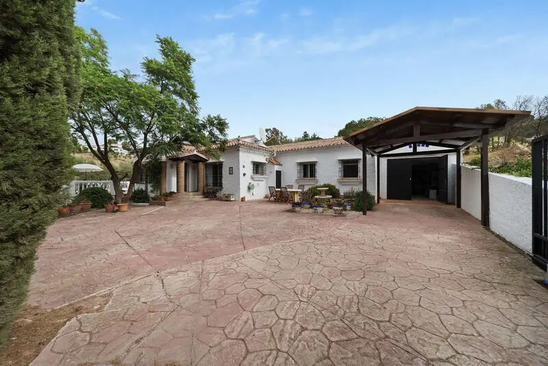 Villa de Lujo con 4 Dormitorios y Vistas Panorámicas en Almogía