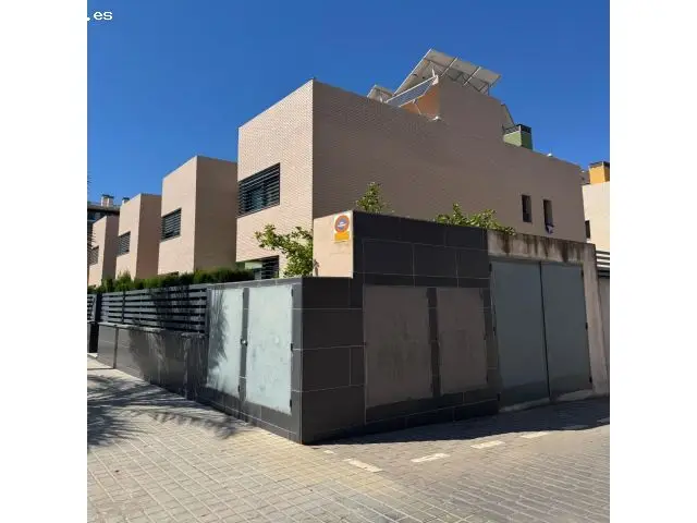 Adosado moderno en Elche con piscina y garaje