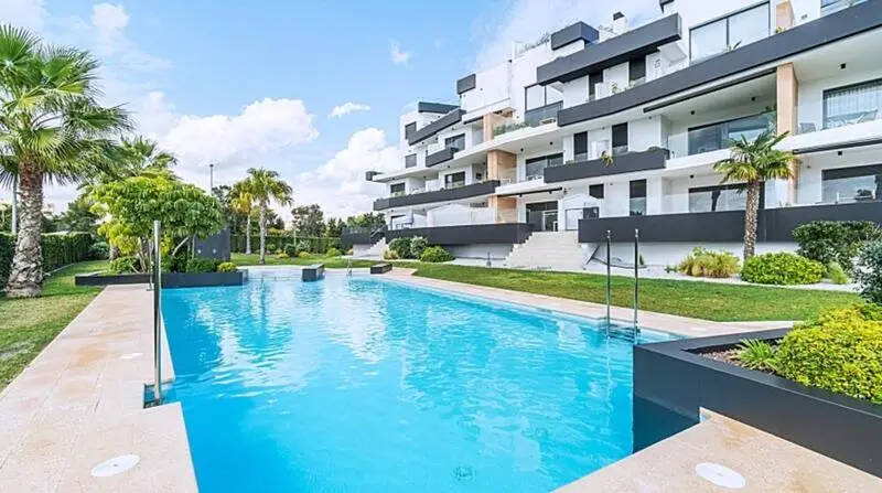 Atico de Lujo en Villamartin con Jacuzzi y Vistas al Mar