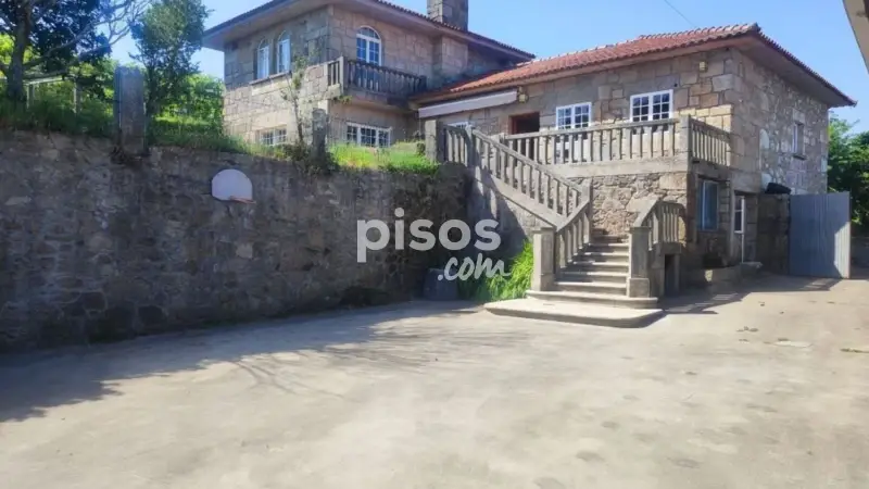 Chalet con encanto en Salnes, Vistas al Valle, Amplia Parcela y Garaje