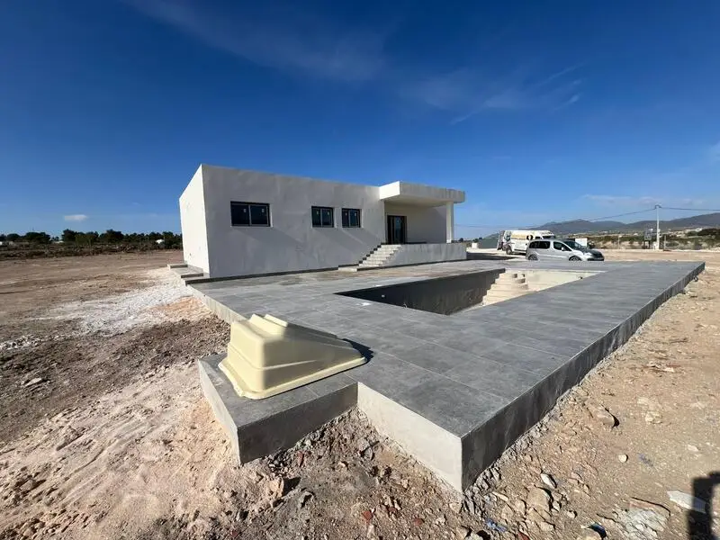 Villa en Venta Pinoso 3 Dormitorios 2 Baños Piscina Nueva