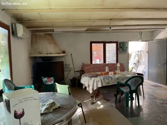 Parcela con Casa y Almacenes en Venta