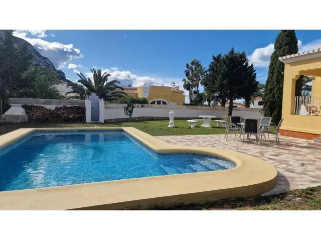 Chalet en Denia con Piscina y Vistas al Montgó