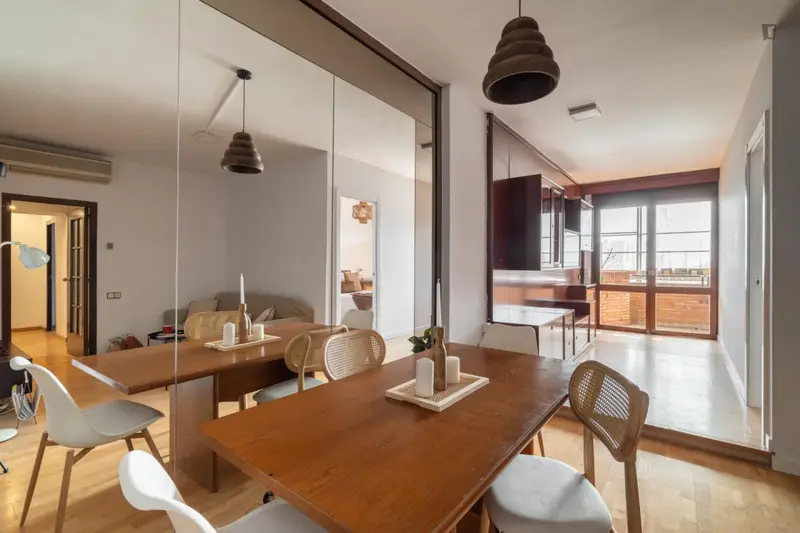 Habitacion Doble con Balc".n en Piso Compartido