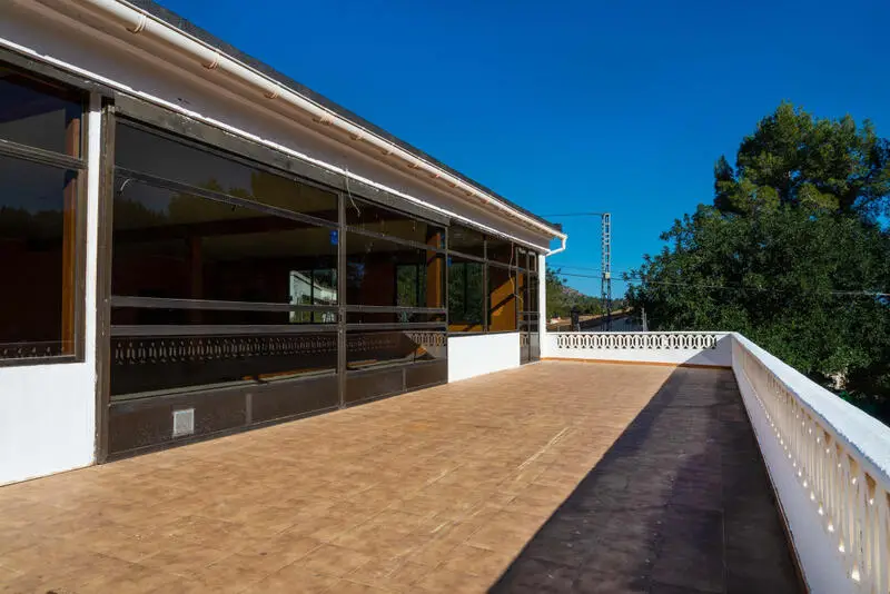 Local Comercial con Gran Potencial en Alcalali Alicante