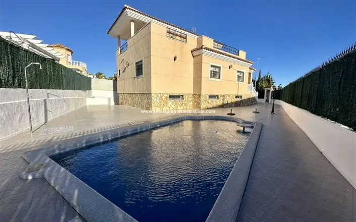 Villa de 5 Dormitorios en Venta en La Marina