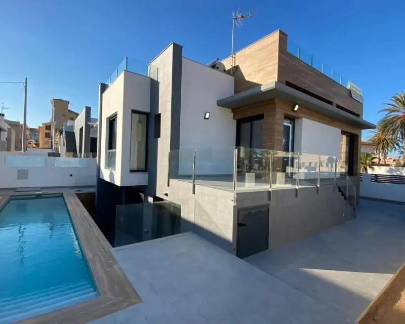 Villa en Torrevieja con Vistas al Mar - 4 Dormitorios - Piscina Privada