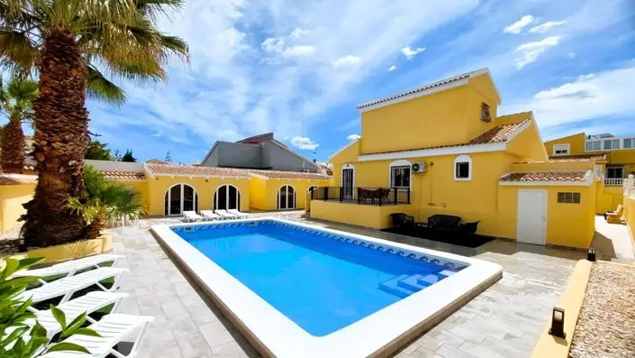 Villa en Venta 3 Dormitorios Camposol