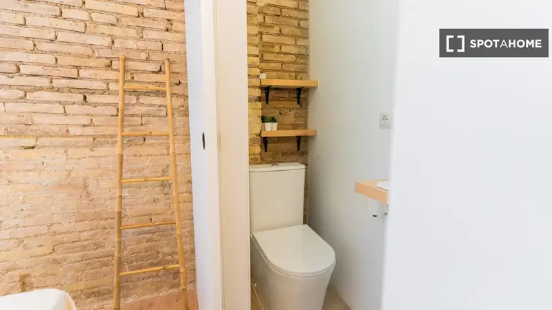 Se alquila habitación en piso de 4 habitaciones