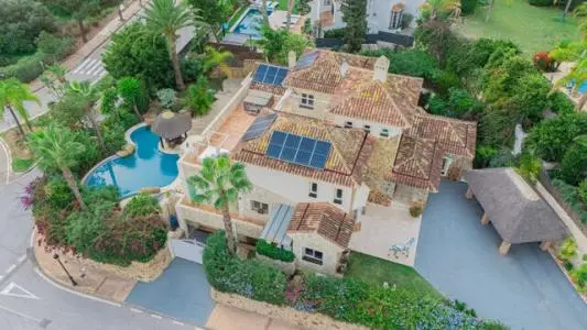 Villa de Lujo en Elviria 5 Dormitorios Piscina Privada Cerca Golf