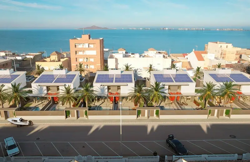 Chalets Adosados de Lujo en Los Nietos con Piscina Privada