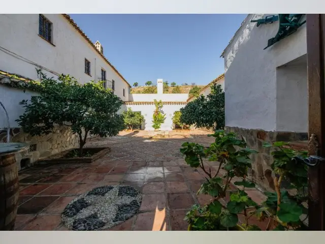 Cortijo Andaluz con 16 Dormitorios en Málaga