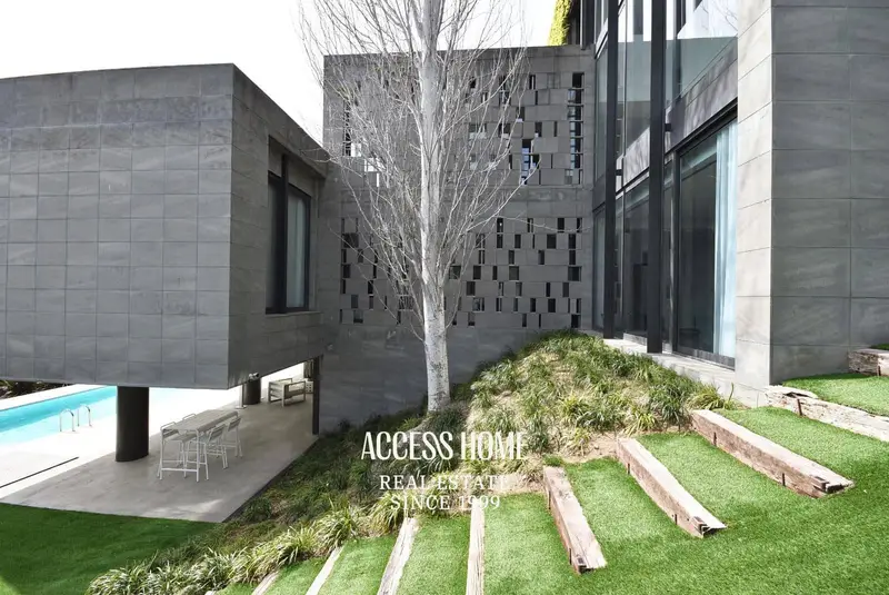 Chalet de Lujo en Alella 605m2 con Piscina y Gimnasio