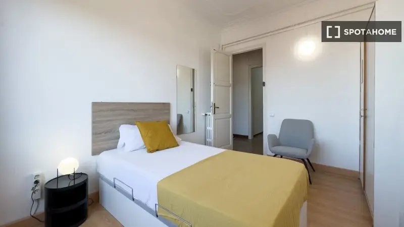 Habitacion en piso de 11 habitaciones en Barcelona