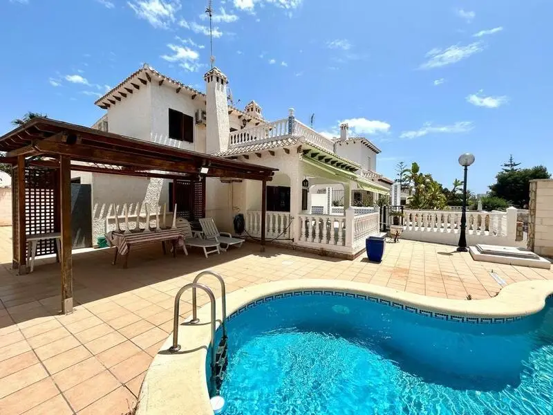 Villa en venta La Zenia 4 dormitorios piscina privada
