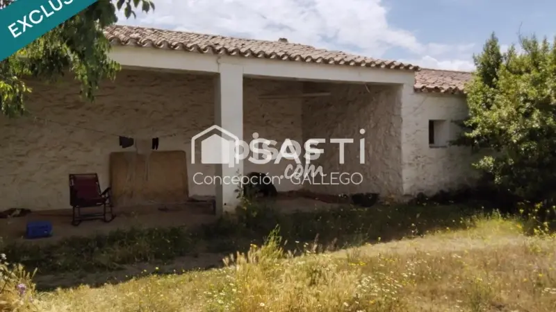 Casa en Cinco Casas con Jardín y Naves