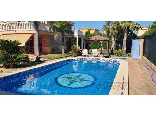 Chalet Independiente con Piscina en La Pobla de Vallbona