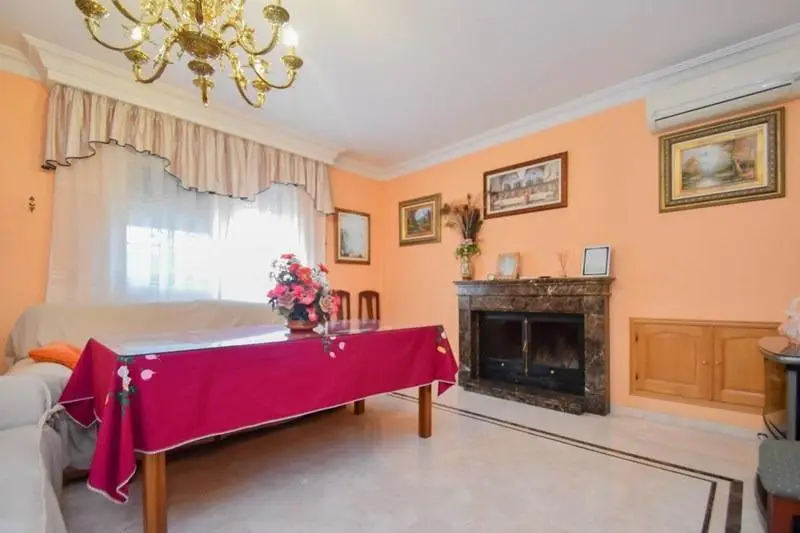 Chalet con Piscina y 6 Dormitorios en Pedro Ruiz