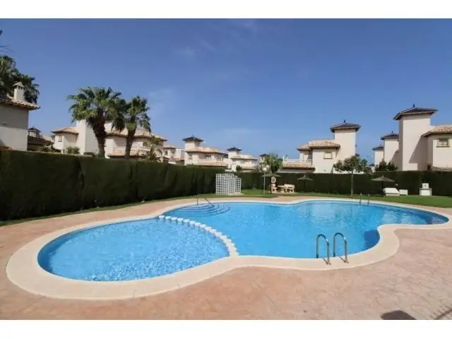 Villa en La Zenia con Piscina Privada y Apartamento