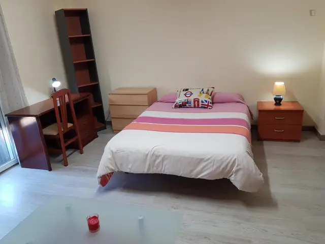 Habitación individual, con Frigorifico, balcón, en una casa de 4 habitaciónes