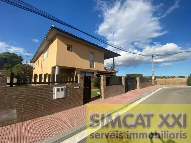Casa en Vilamalla con Garaje y Piscina - 4 Dormitorios