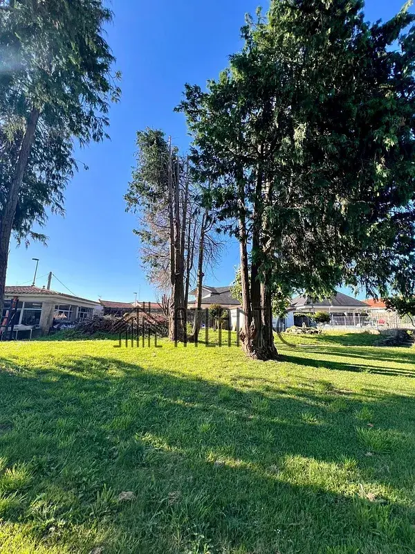 Casa unifamiliar en Vigo con piscina y gran parcela para reforma