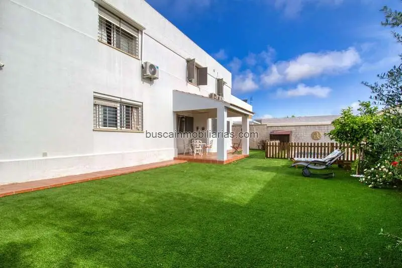 Chalet en venta en Espartinas con piscina y placas solares