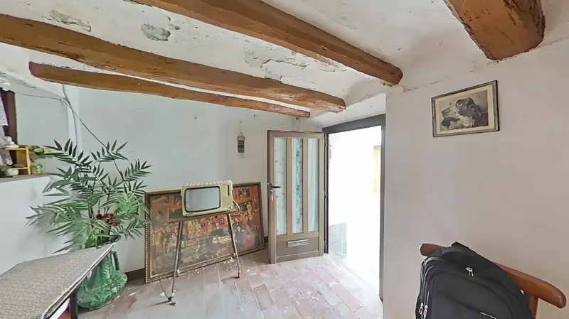 Casa de Pueblo para Reformar en Can Canals con Gran Local y Patio