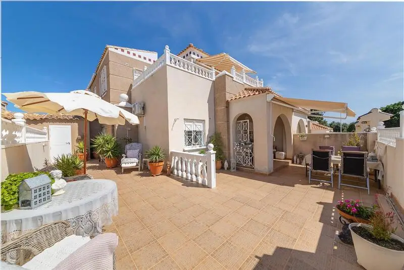 Adosado en Altos de la Bahia Torrevieja con Terraza y Piscina