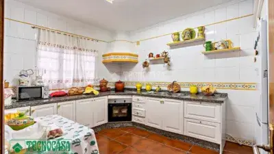 Casa Unifamiliar en Cártama: Tres Plantas, Terraza y Patio