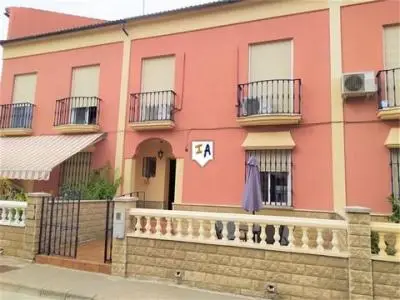 Casa en Rute con 4 Dormitorios, Garaje y Terraza