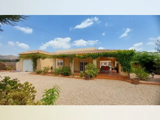 Chalet de 4 Dormitorios en La Majada Espa	ña