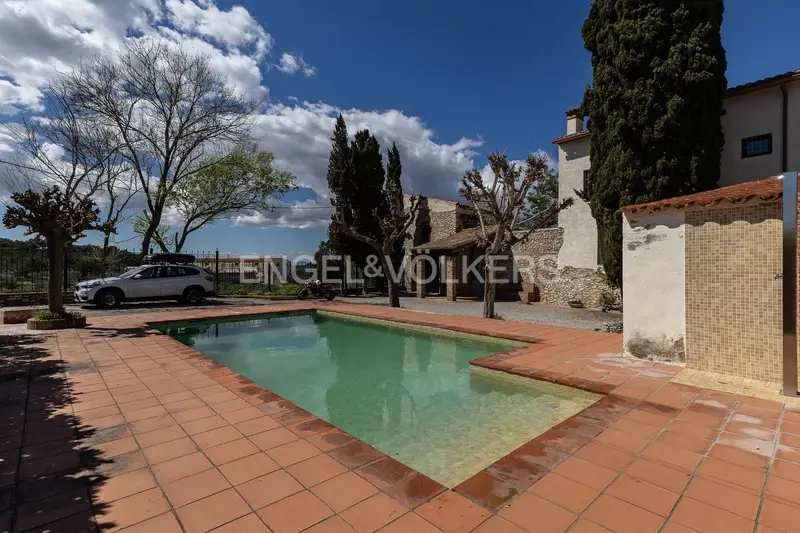 Chalet de Lujo en El Catllar con Piscina y Vistas